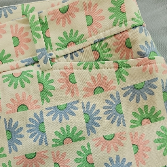 Floral Patterned Shorts - Picture 7 of 12